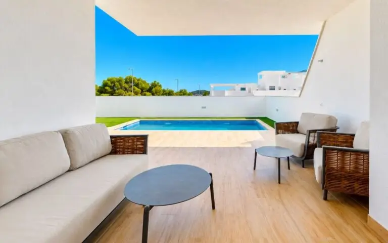 Overdekt terras met privézwembad in een moderne woning, ontworpen om thuis van een betere levenskwaliteit te genieten
