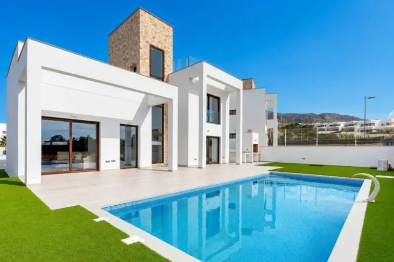 Villa moderna de obra nueva de Grupo Immosol con piscina privada en la Costa Blanca