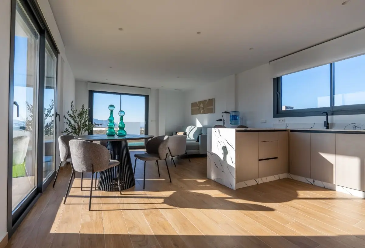 Entrada de luz natural a través de grandes ventanales en una vivienda