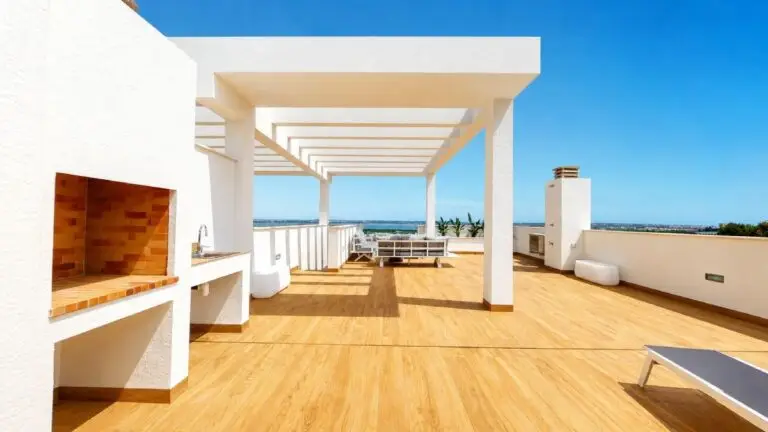 Terraza mediterránea con pérgola y vistas al mar