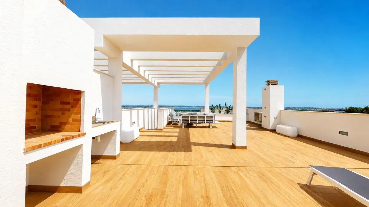 Terraza mediterránea con pérgola y vistas al mar