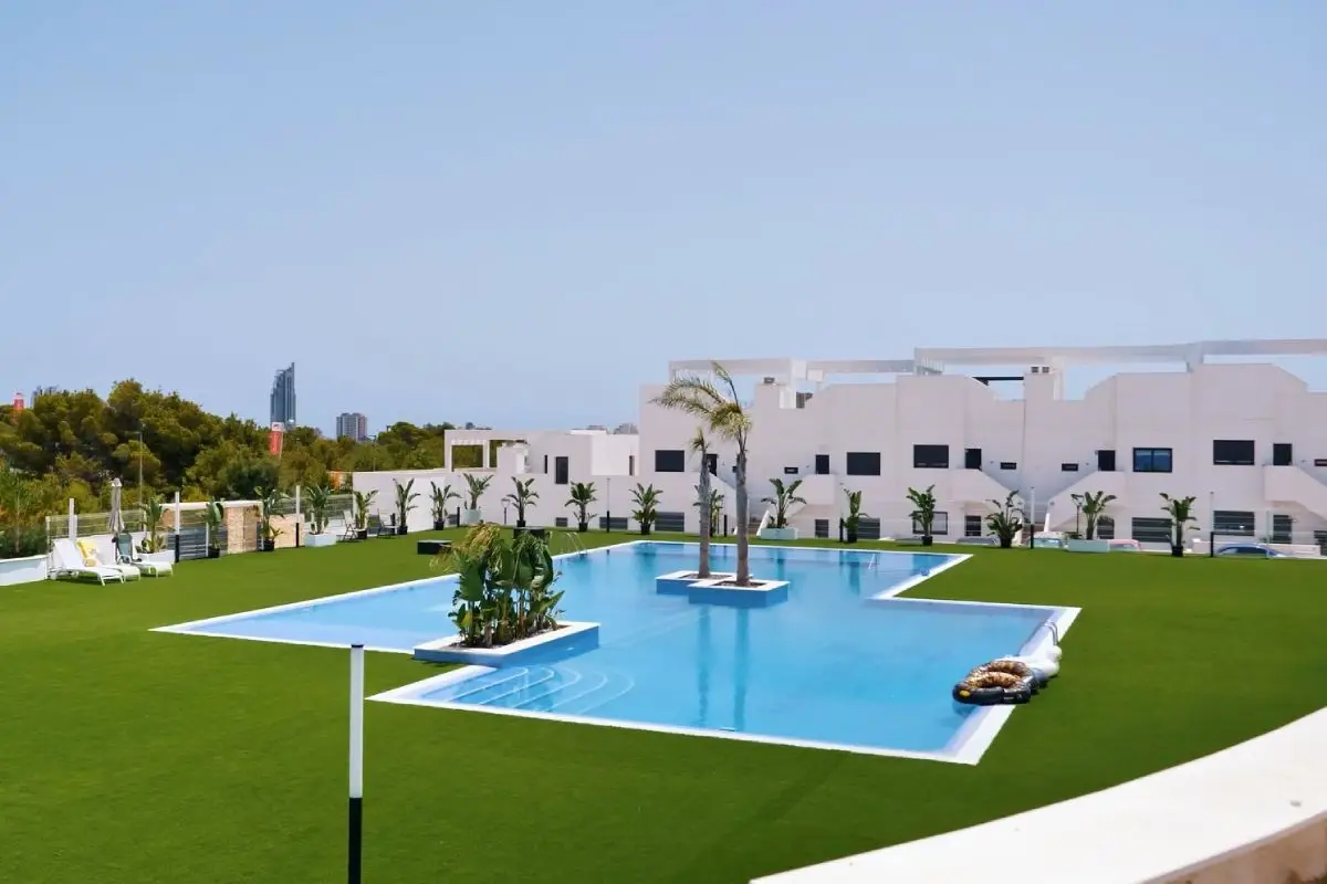 Zonas comunes con piscina y jardines en una promoción de viviendas de obra nueva de Immosol