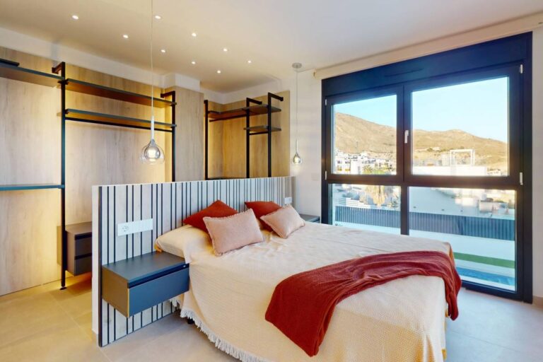 Une chambre idéale avec de grandes baies vitrées, un dressing ouvert et une décoration moderne